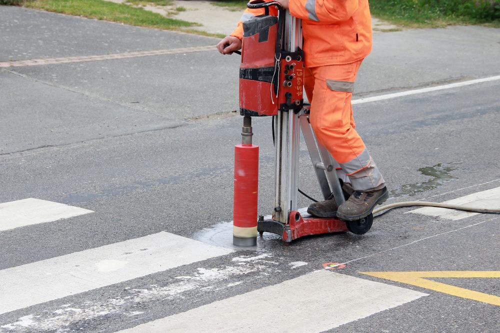 Carottage dans une rue bétonnée